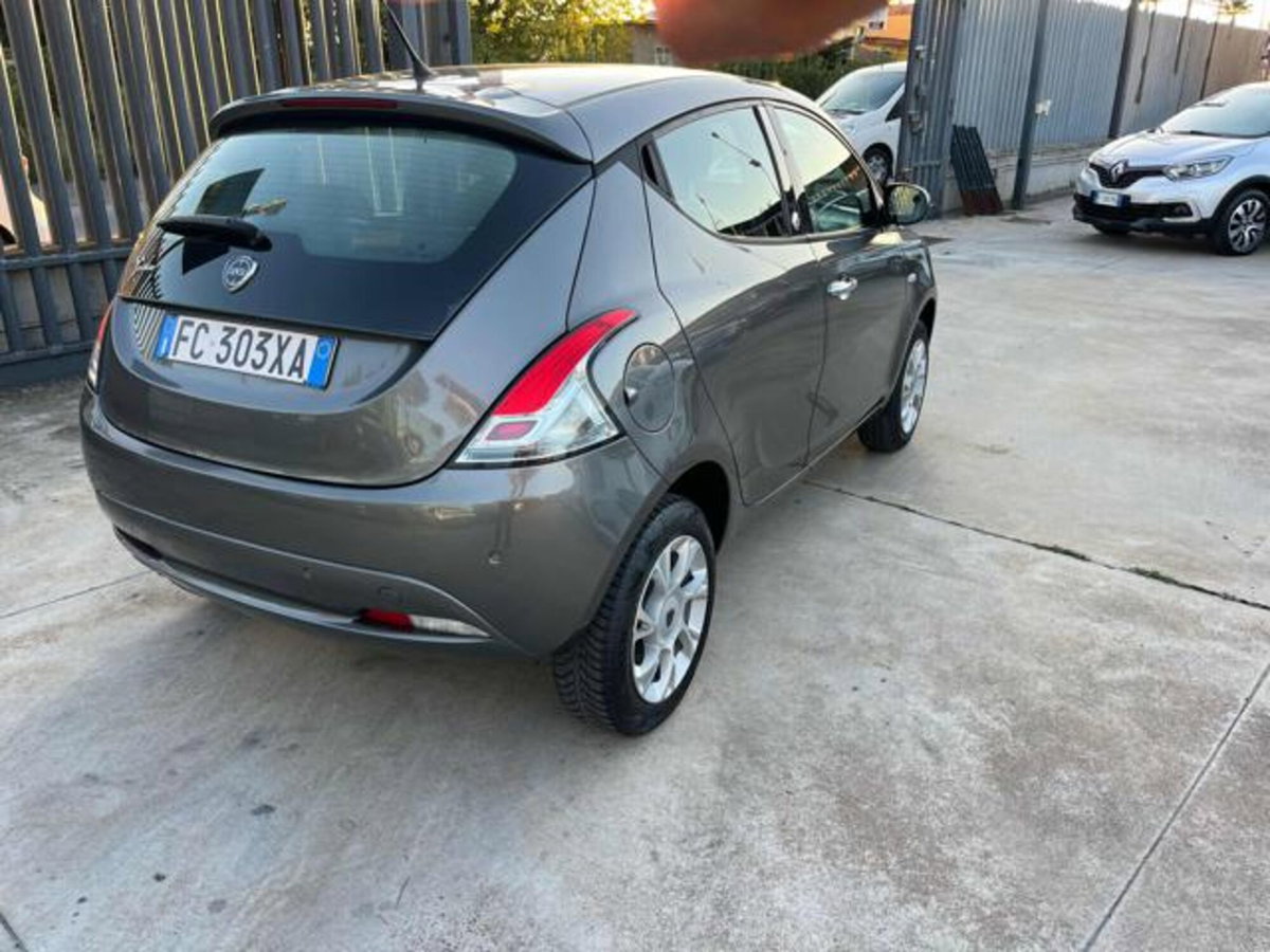 Lancia Ypsilon 0.9 TwinAir 85 CV 5 porte Metano Ecochic Platinum (4)