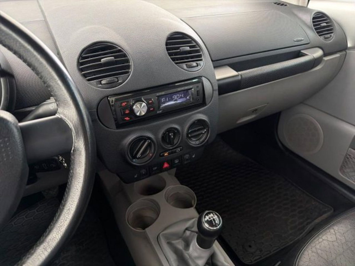 Volkswagen New Beetle 2.0 (10)