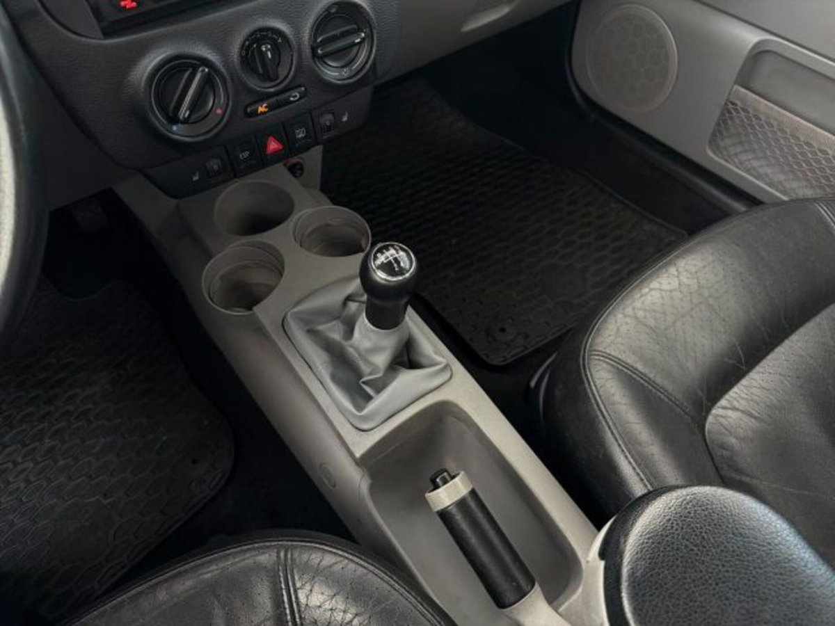 Volkswagen New Beetle 2.0 (11)