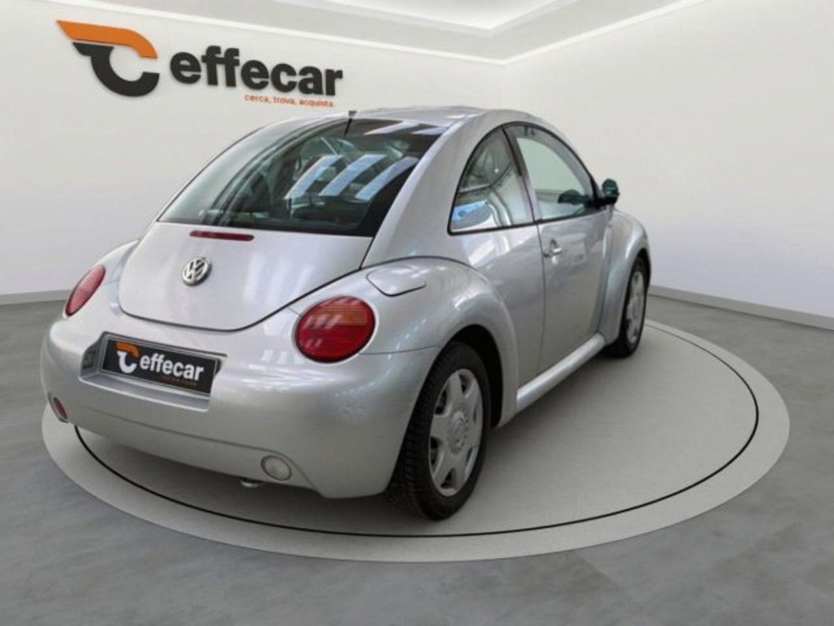 Volkswagen New Beetle 2.0 (6)