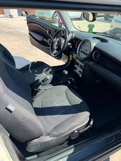 MINI Mini 1.6 16V Cooper D (10)