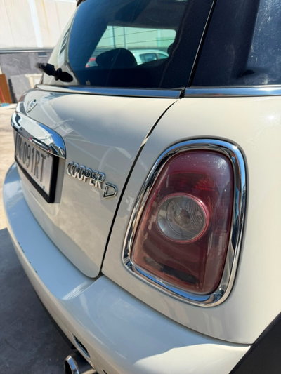 MINI Mini 1.6 16V Cooper D (15)