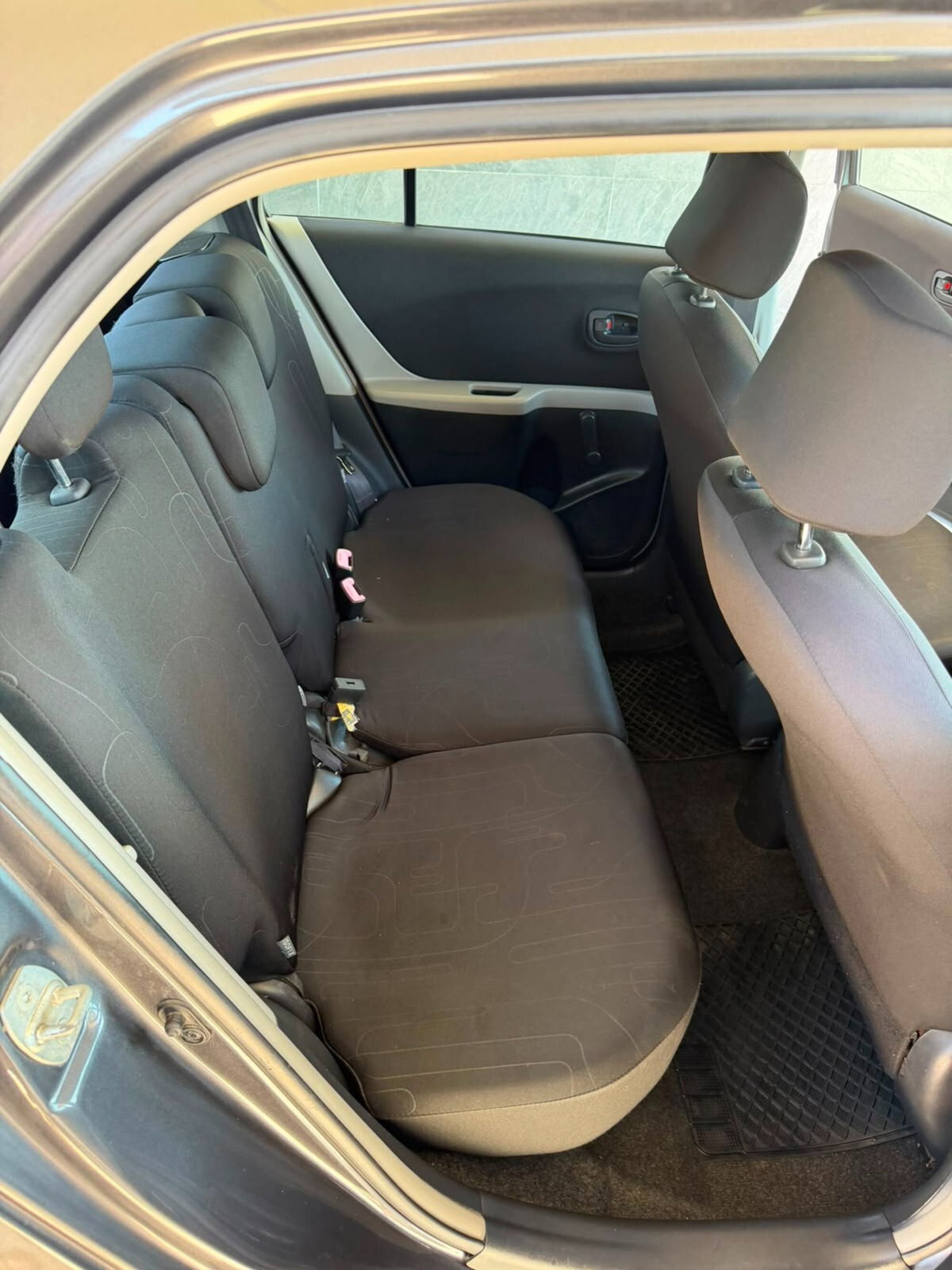 Toyota Yaris 1.0 5 porte Sol (11)
