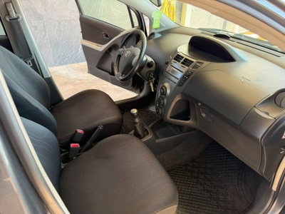 Toyota Yaris 1.0 5 porte Sol (12)