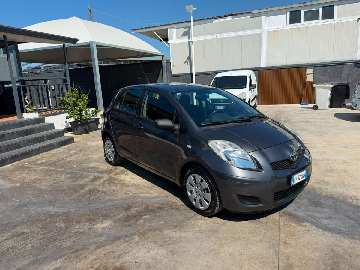 Toyota Yaris 1.0 5 porte Sol (2)