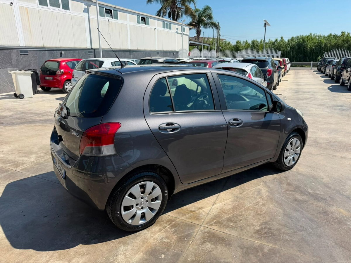 Toyota Yaris 1.0 5 porte Sol (5)