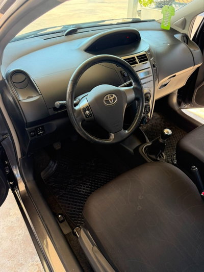 Toyota Yaris 1.0 5 porte Sol (9)