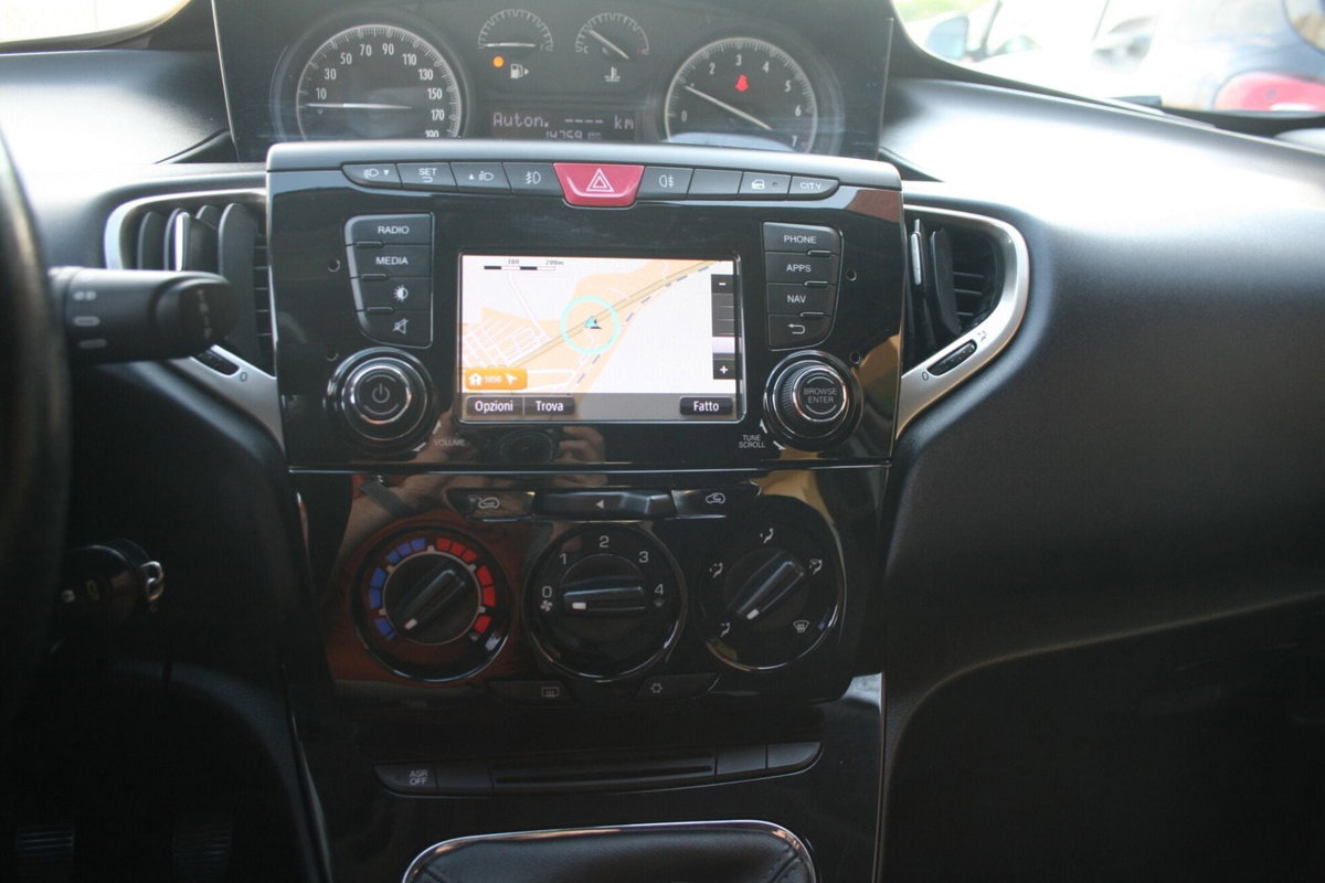 Lancia Ypsilon 1.2 69 CV 5 porte Gold (12)