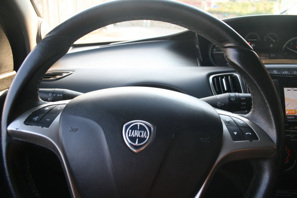 Lancia Ypsilon 1.2 69 CV 5 porte Gold (13)