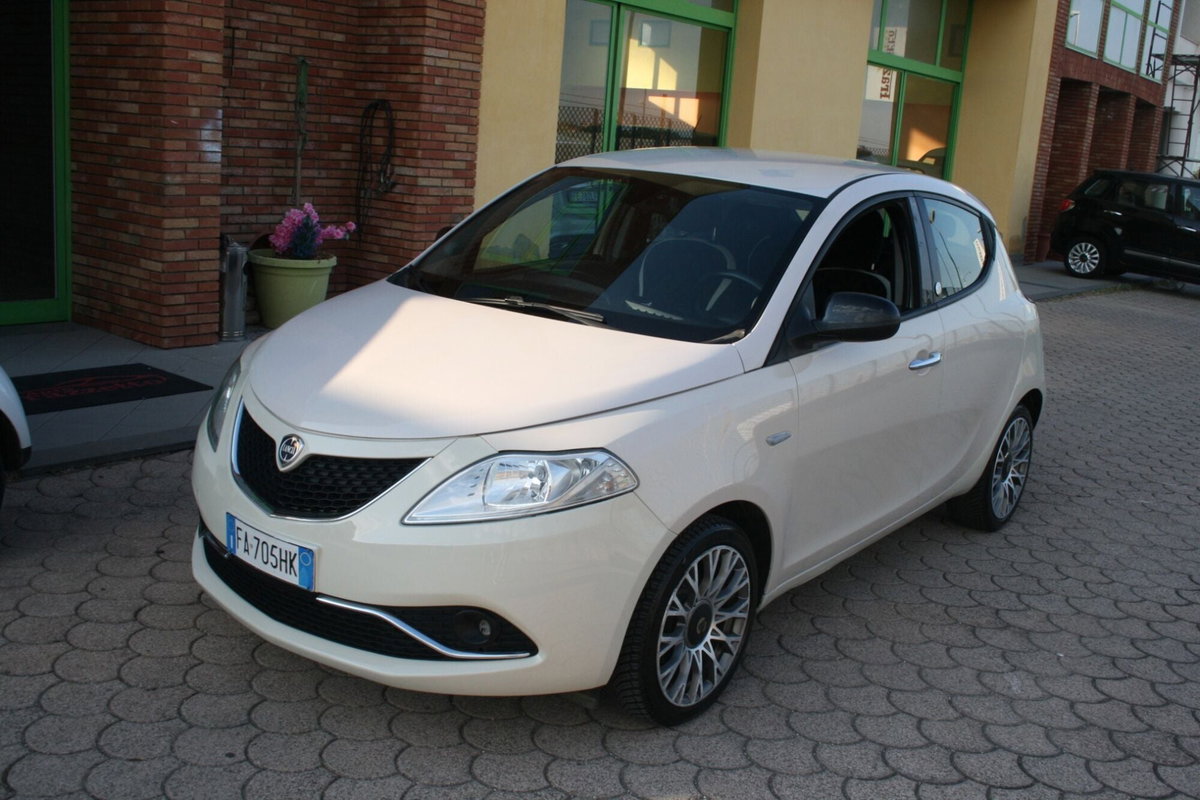 Lancia Ypsilon 1.2 69 CV 5 porte Gold (2)