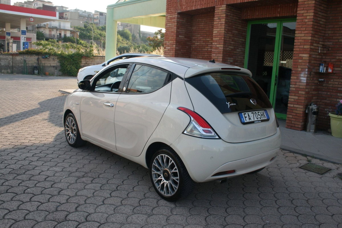 Lancia Ypsilon 1.2 69 CV 5 porte Gold (3)