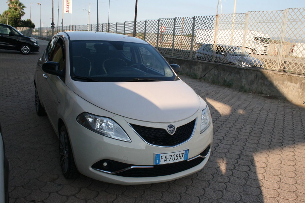 Lancia Ypsilon 1.2 69 CV 5 porte Gold (5)