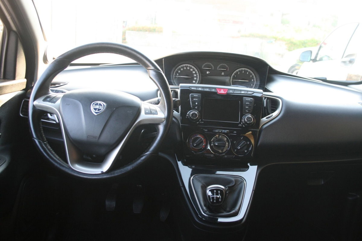 Lancia Ypsilon 1.2 69 CV 5 porte Gold (6)
