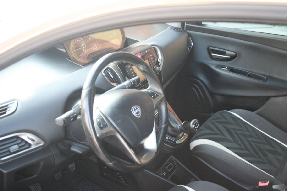 Lancia Ypsilon 1.2 69 CV 5 porte Gold (7)