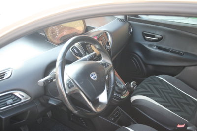 Lancia Ypsilon 1.2 69 CV 5 porte Gold (7)