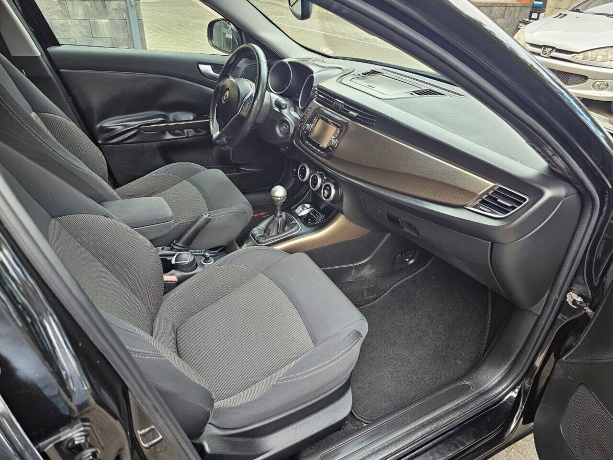 Alfa Romeo Giulietta 1.6 JTDm-2 Distinctive (12)