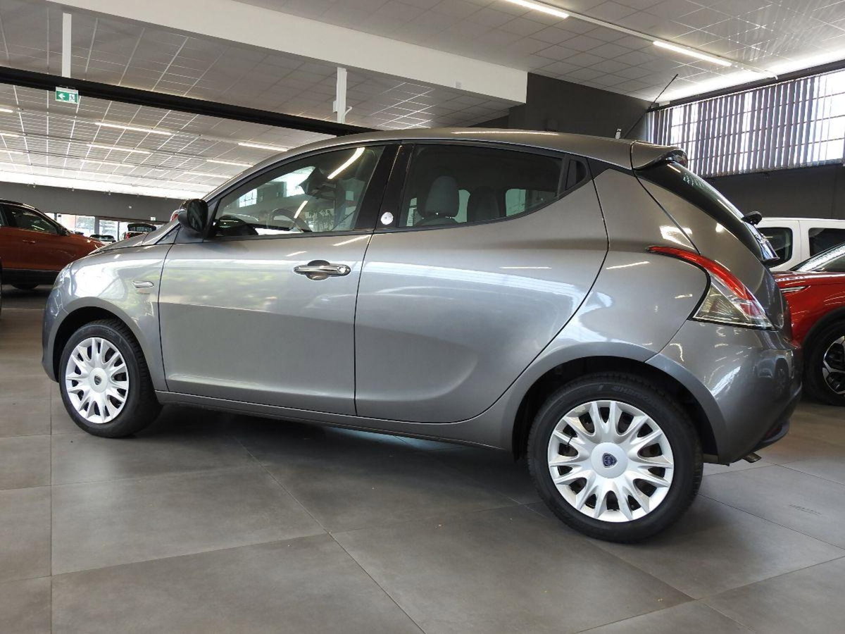 Lancia Ypsilon 1.2 69 CV 5 porte GPL Ecochic Gold (3)