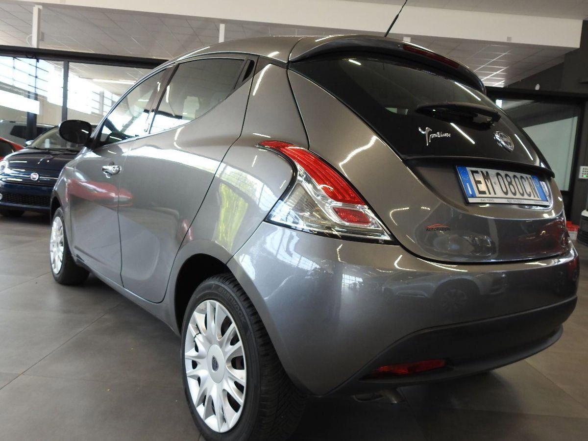 Lancia Ypsilon 1.2 69 CV 5 porte GPL Ecochic Gold (4)