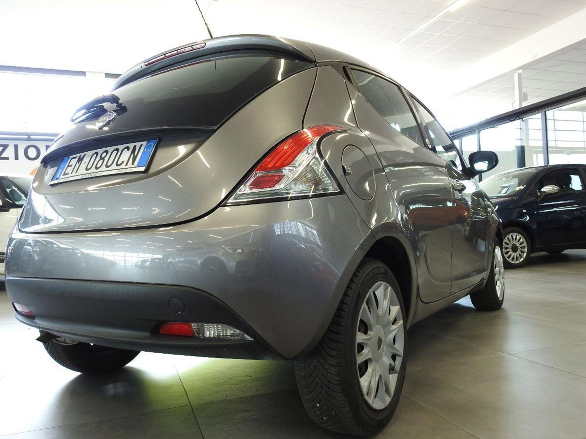 Lancia Ypsilon 1.2 69 CV 5 porte GPL Ecochic Gold (5)