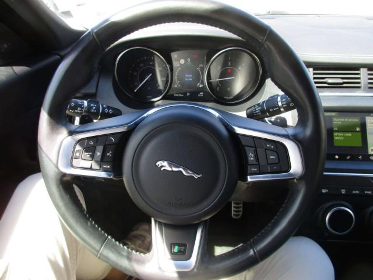 Jaguar E-Pace 2.0D 150 CV AWD R-Dynamic SE (13)