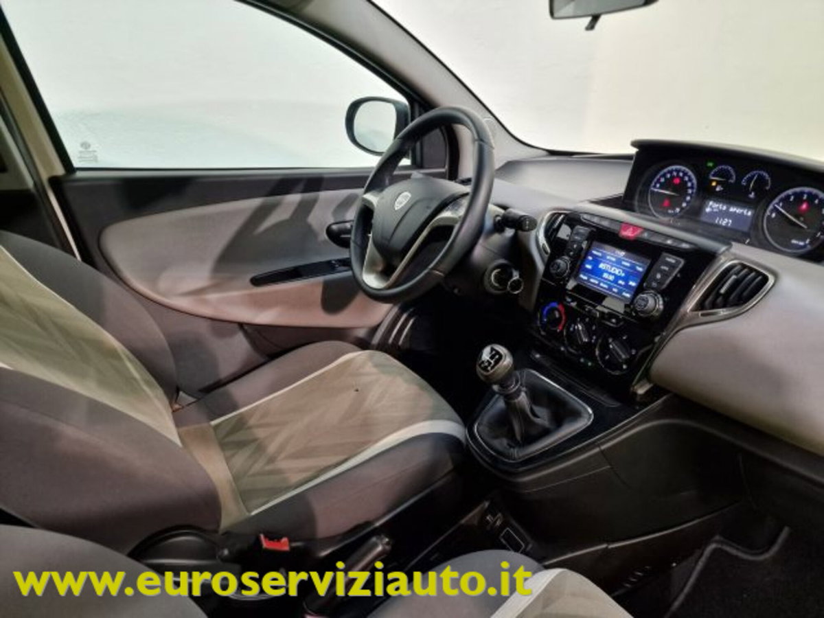 Lancia Ypsilon 1.2 69 CV 5 porte Platinum (12)
