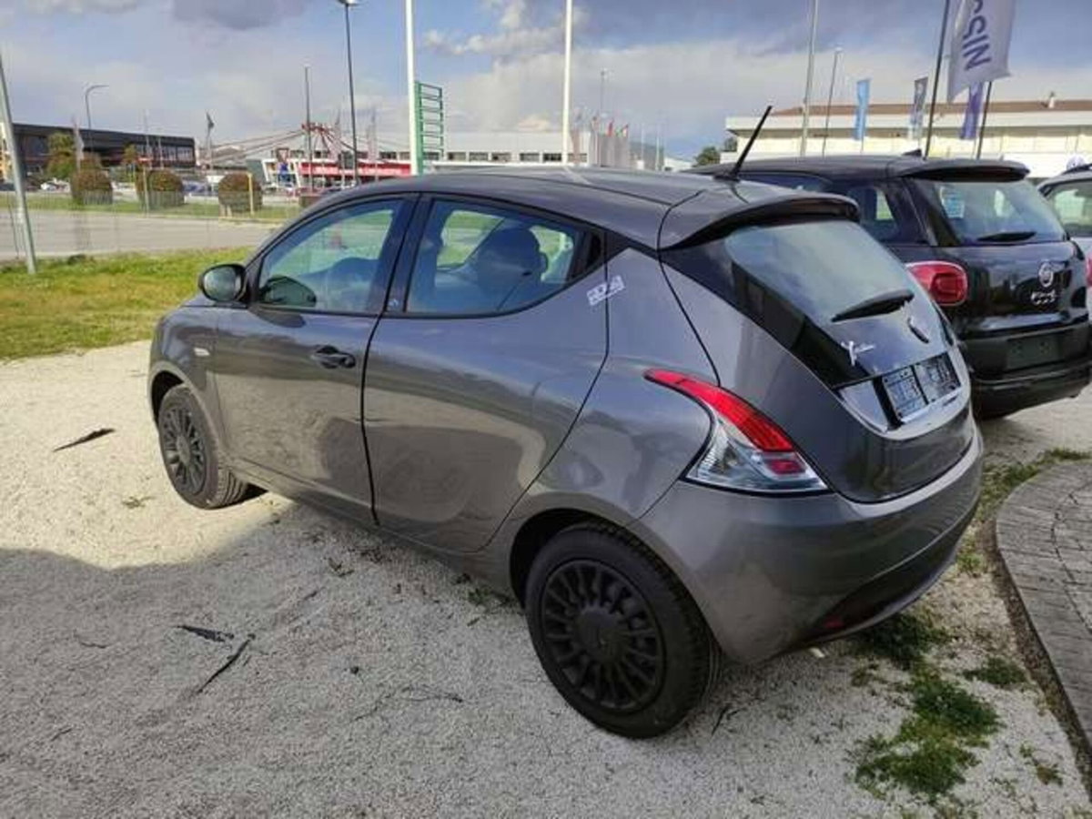 Lancia Ypsilon 1.0 FireFly 5 porte S&S Hybrid Gold Plus (2)