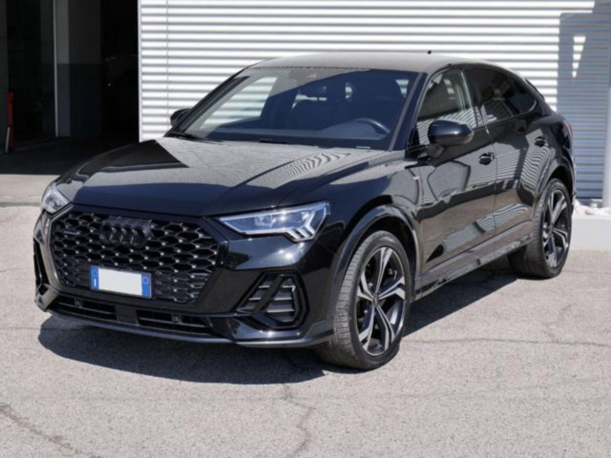 Audi Q3 Sportback 35 2.0 tdi Identity Black s-tronic