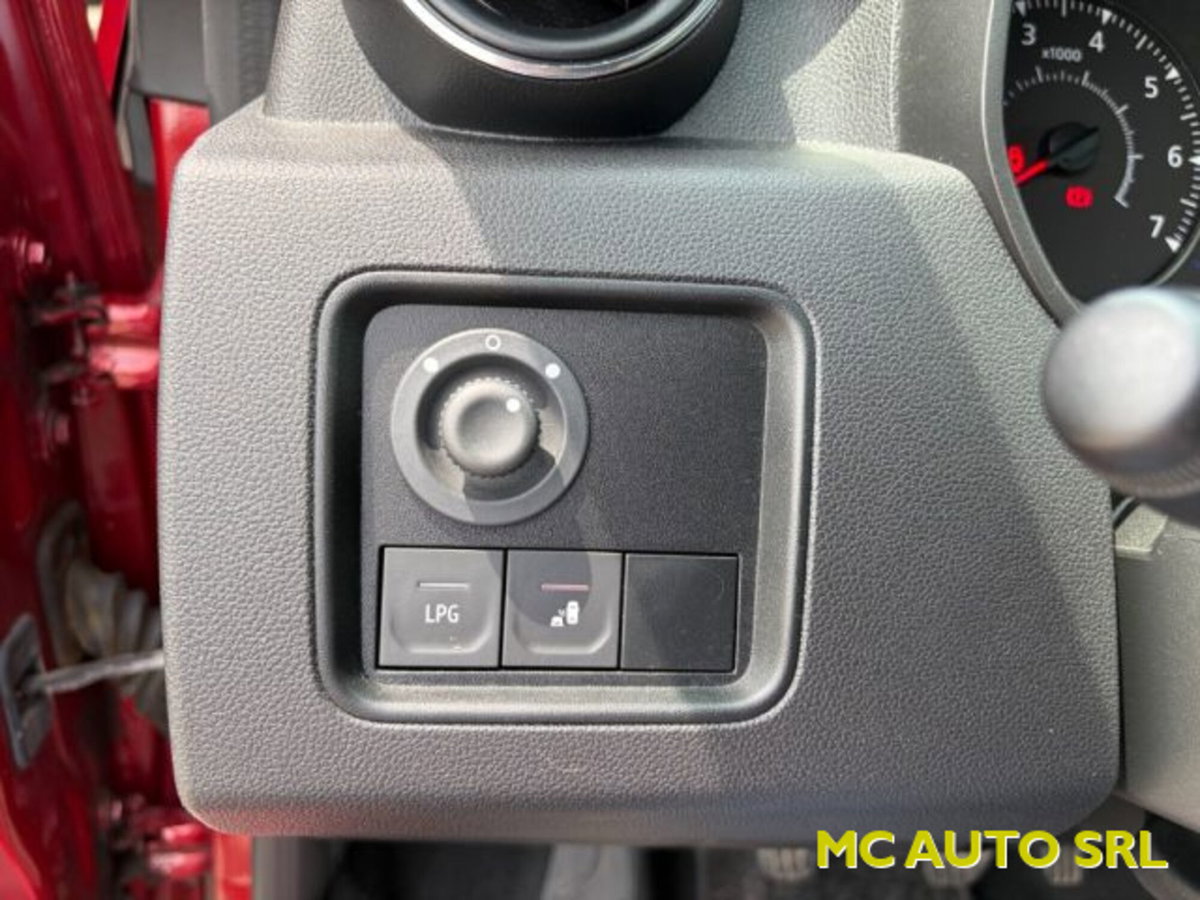 Dacia Duster 1.0 TCe 100 CV ECO-G 4x2 Prestige (13)