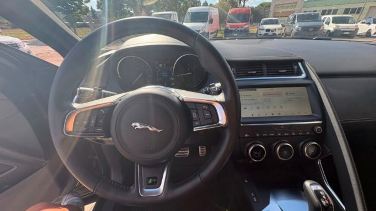Jaguar E-Pace 2.0D 150 CV AWD aut. R-Dynamic (12)