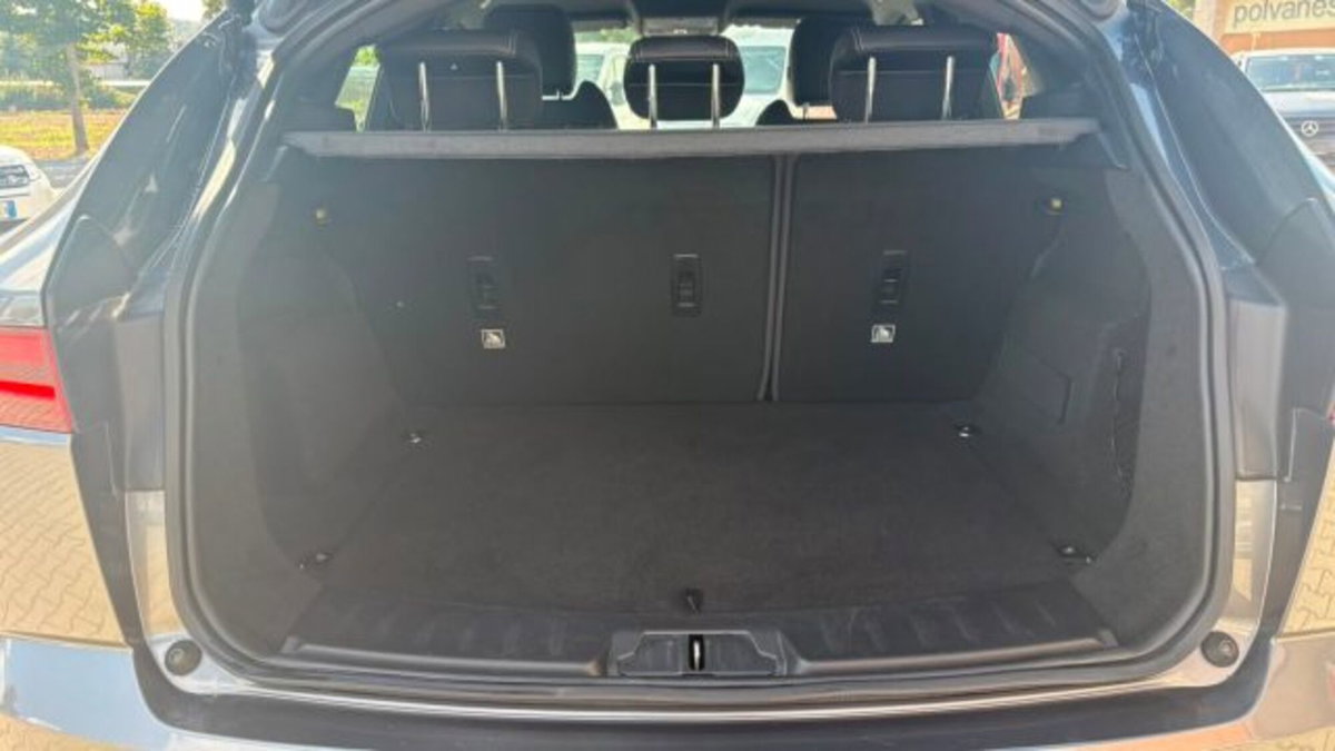 Jaguar E-Pace 2.0D 150 CV AWD aut. R-Dynamic (18)