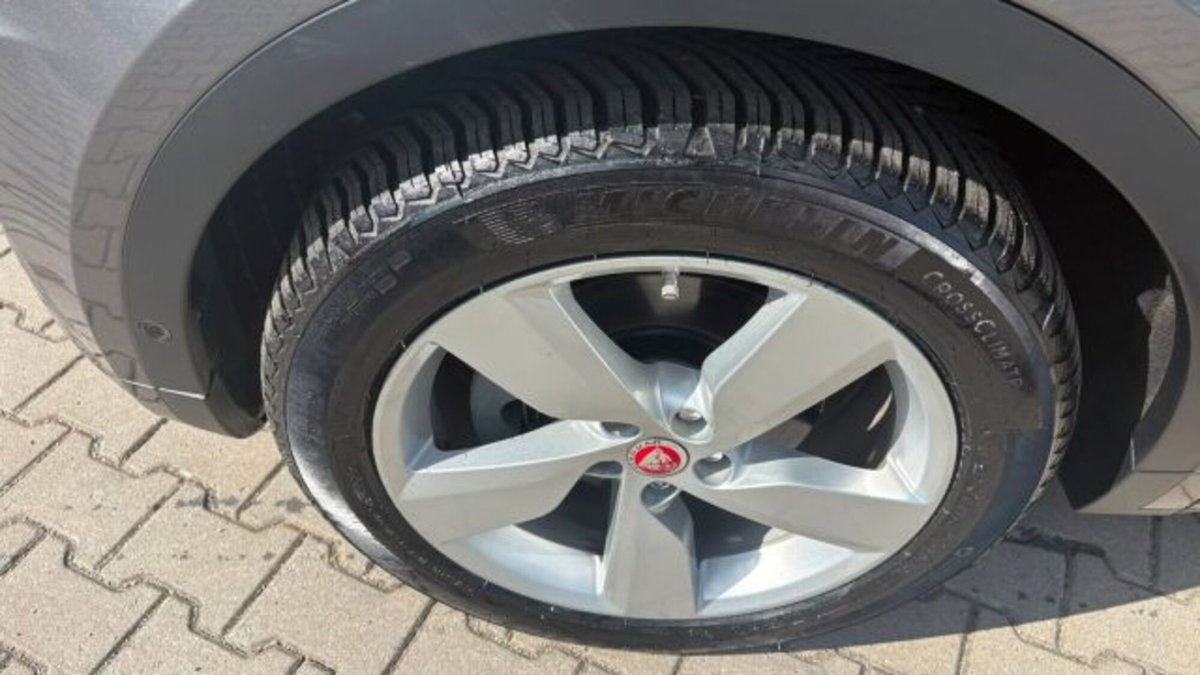 Jaguar E-Pace 2.0D 150 CV AWD aut. R-Dynamic (6)
