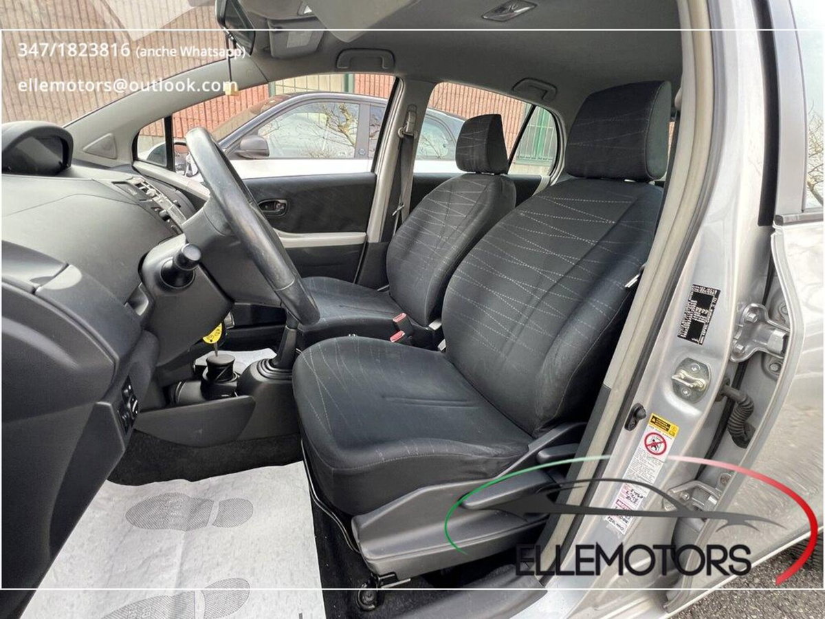 Toyota Yaris 1.0 5 porte Navi (10)