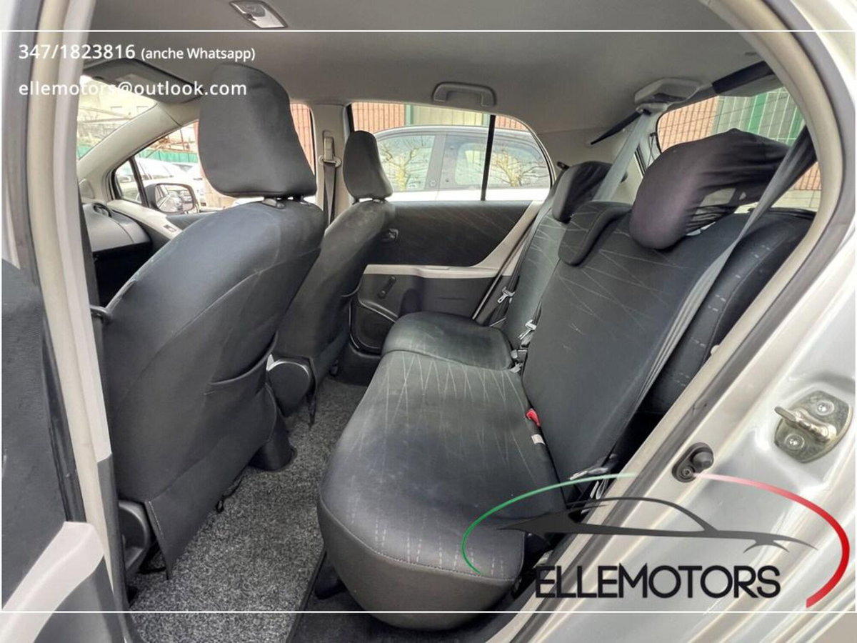 Toyota Yaris 1.0 5 porte Navi (14)