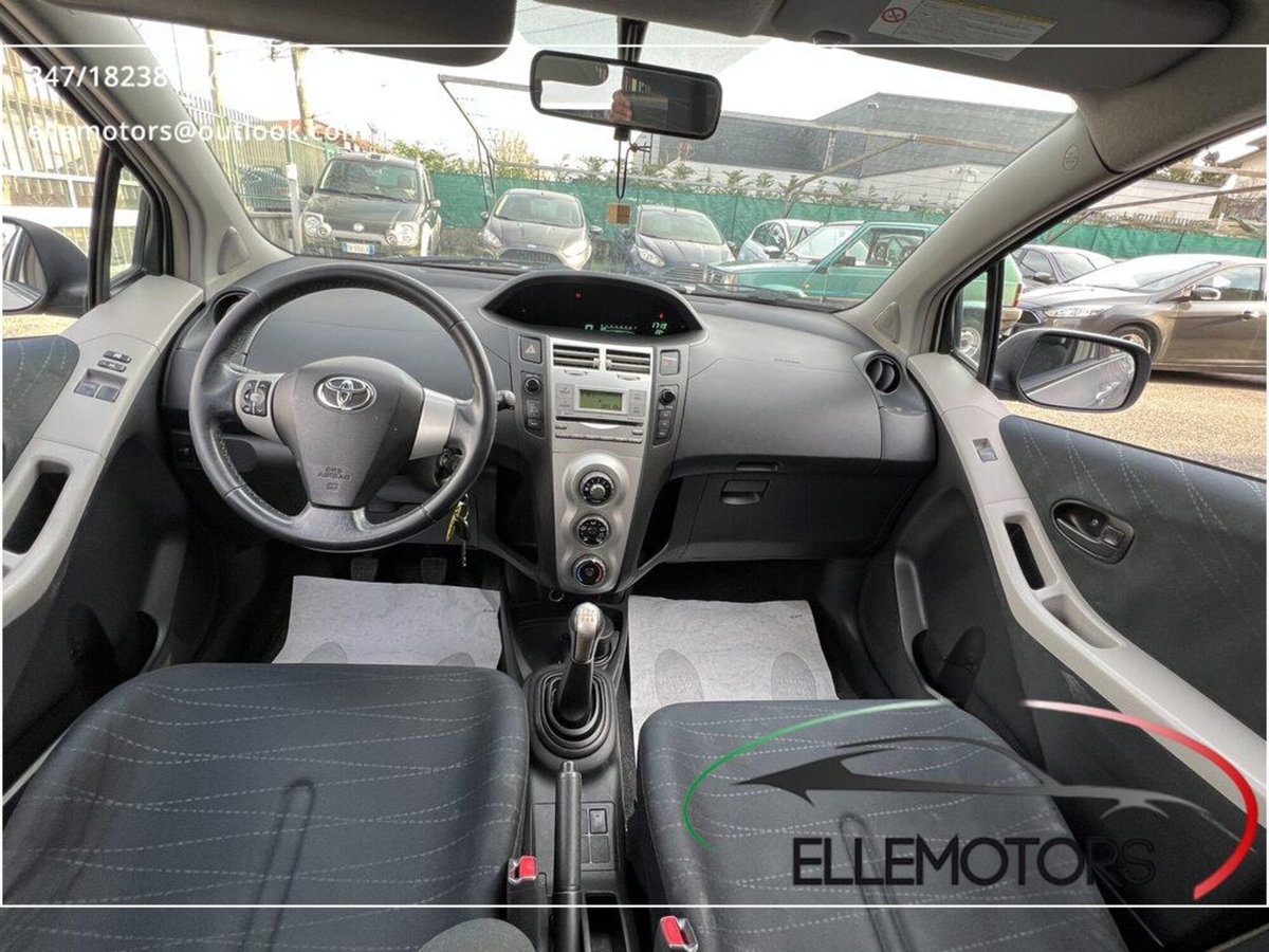 Toyota Yaris 1.0 5 porte Navi (7)