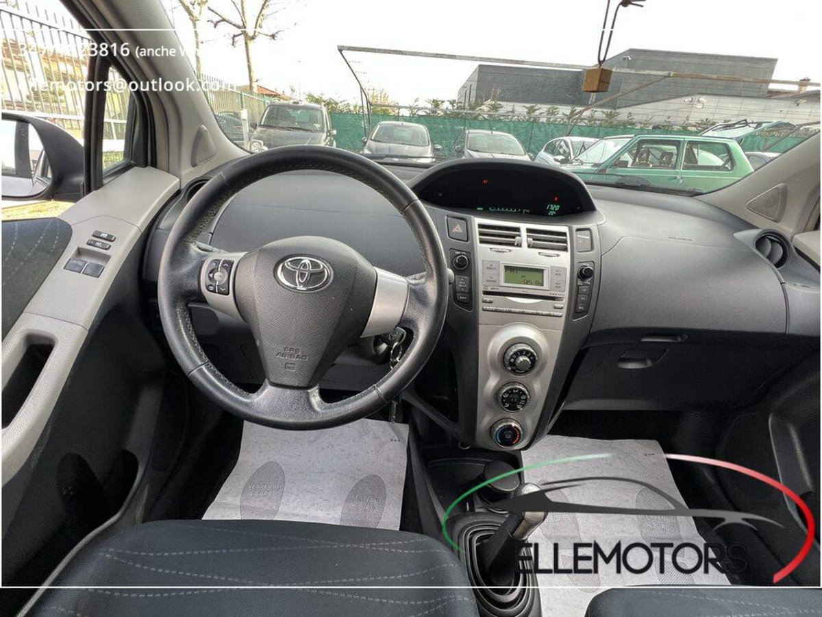 Toyota Yaris 1.0 5 porte Navi (8)