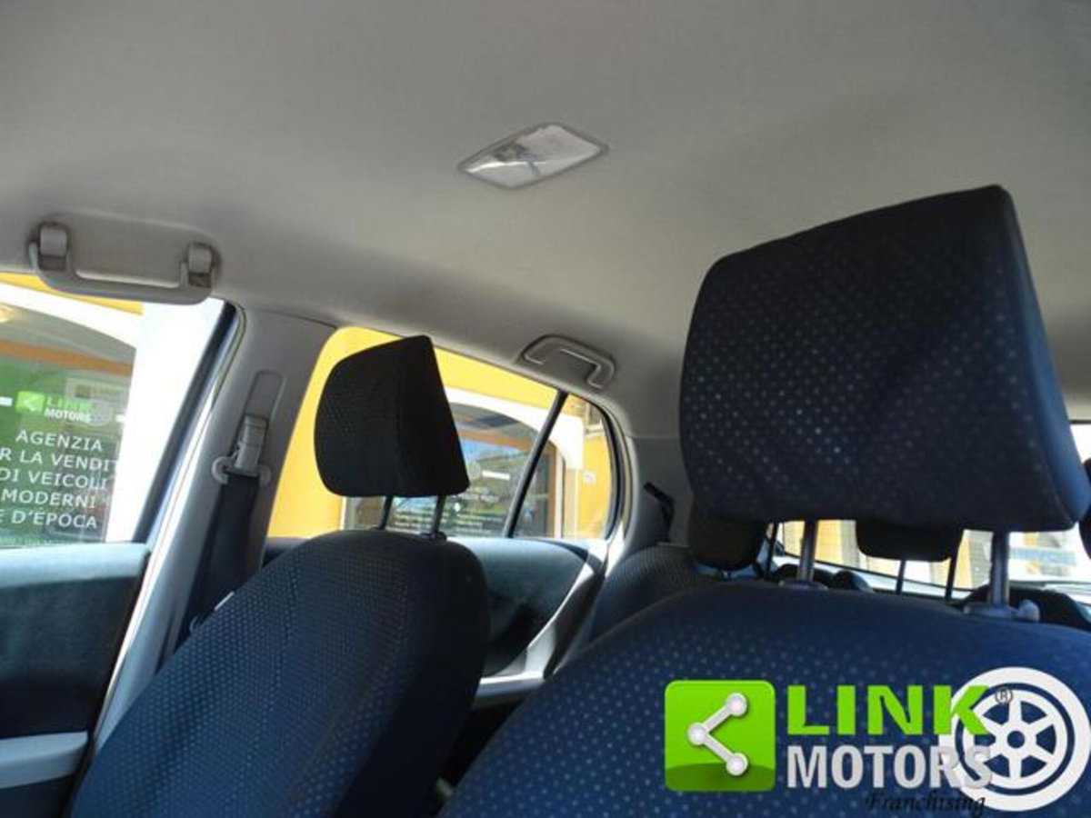 Toyota Yaris 1.3 5 porte (12)