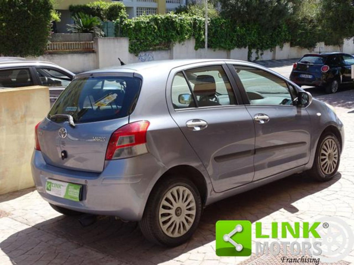Toyota Yaris 1.3 5 porte (4)