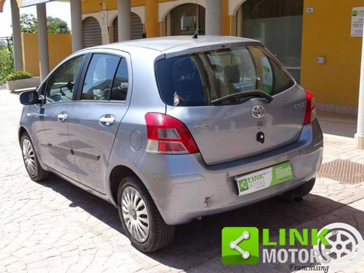 Toyota Yaris 1.3 5 porte (6)