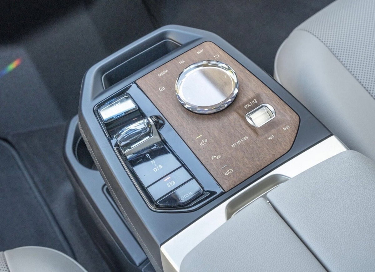 BMW iX xdrive50 pacchetto sportivo (3)