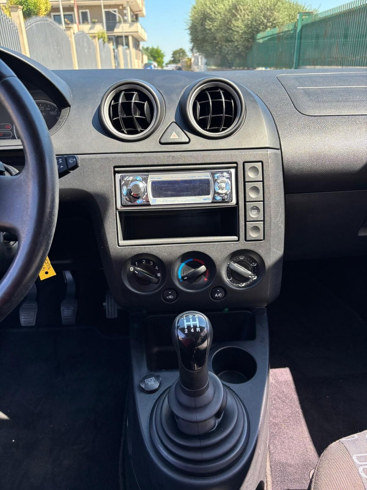 Ford Fiesta 1.2 16V 3p. Ghia (16)