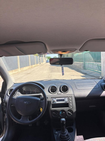 Ford Fiesta 1.2 16V 3p. Ghia (17)