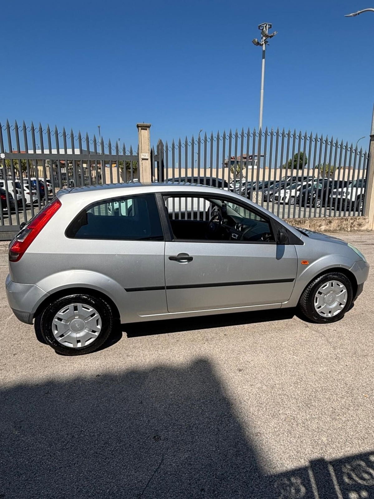 Ford Fiesta 1.2 16V 3p. Ghia (9)