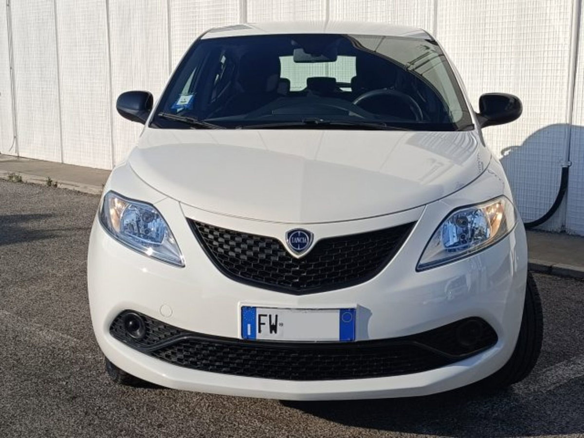 Lancia Ypsilon 1.2 69 CV 5 porte GPL Ecochic Gold (2)