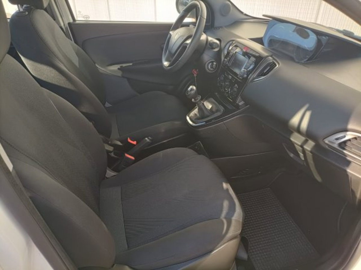 Lancia Ypsilon 1.2 69 CV 5 porte GPL Ecochic Gold (9)