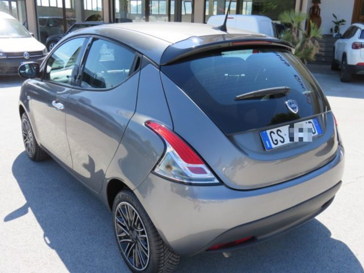 Lancia Ypsilon 1.0 FireFly 5 porte S&S Hybrid Ecochic Gold (4)