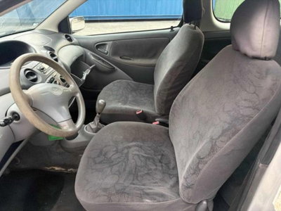 Toyota Yaris 16V cat 3 porte (9)