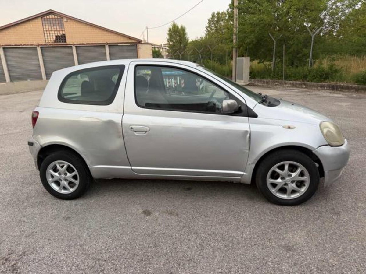 Toyota Yaris 16V cat 3 porte (2)