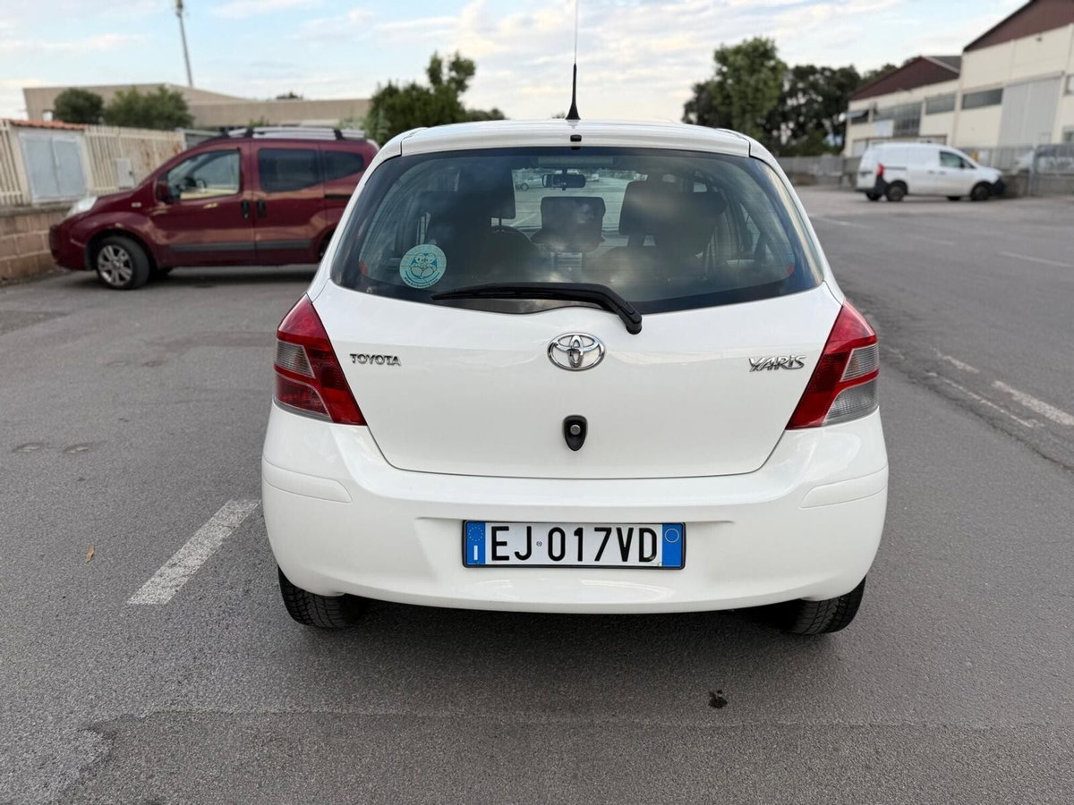 Toyota Yaris 1.0 5 porte Now (10)