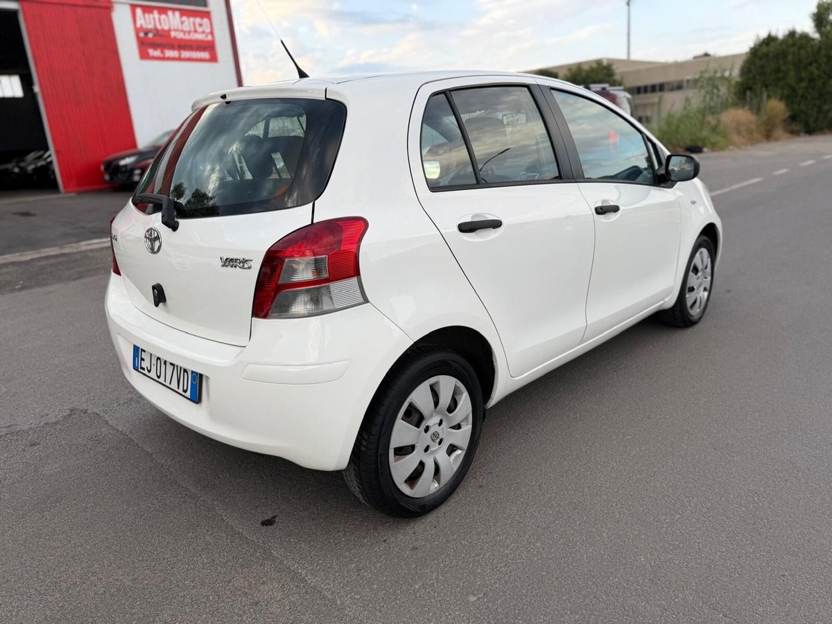 Toyota Yaris 1.0 5 porte Now (11)