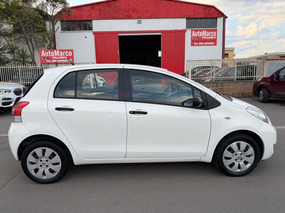 Toyota Yaris 1.0 5 porte Now (12)